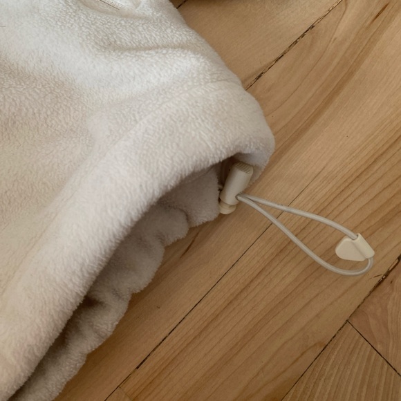 TNA /Aritzia white polar - Picture 6 of 6